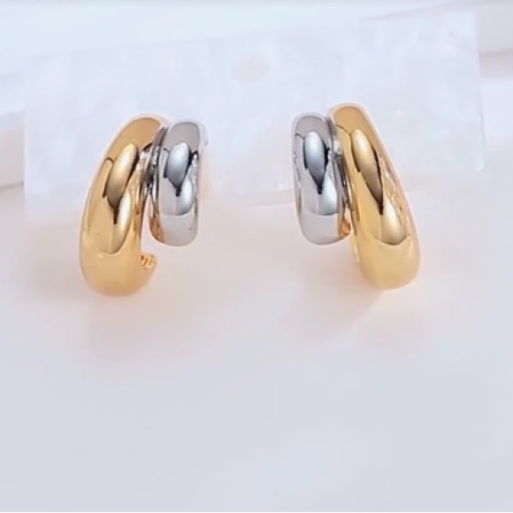 🆕Two Tone/Mixed Metal Chunky Gold and Silver Earrings - Picture 3 of 5